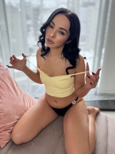 NicolleTores It's getting hot in here 😈👀 slika 7