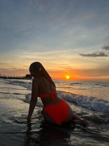 nikolevoshkie_ a beautiful girl, in front of the beautiful sea🌊 Immagine 
