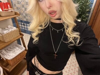 goth__tv: kitty ( 3 фото)