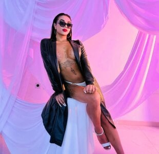 tinaqueen_noa This Valentine's Day I don't promise flowers... I promise a temptation that you won't be able to ign Gambar