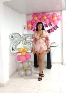 curvybrunnete Public Pic 7