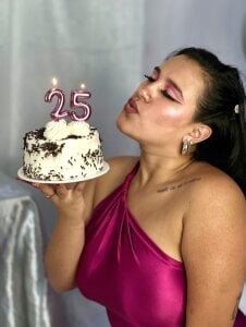 VeronicaOlson_ my birthday sharing this special moment with you🔥🎉🎁 Pic 2