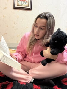 reading a sexy book de MaryBennetts  5 Imagens