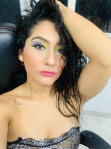 Sara_Noa with my cell phone Pic 3