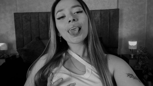 LanaMills_ Black and white Pic 4