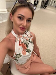 Cherry_Charmxxx Outside hihi  6টি ছবি