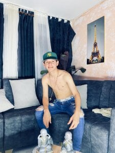 Tonny👾😈 de DesiresOfOlympus_  3 photos