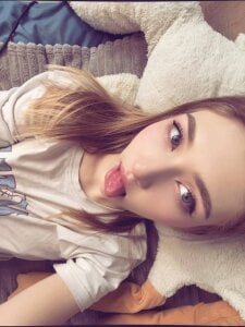 AveryBerkson I'm lying around at home Poză