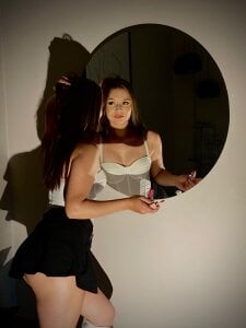 EmilyCarterXのFemme fataleの 2枚の写真