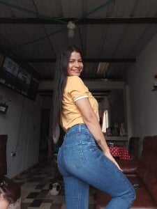 Aylen_gold Public Pic 2