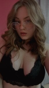 Leona_Mayers Public Pic 2