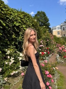 GabriellaOlsen give girls flowers ! Pic