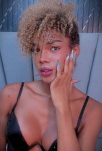 NaomiSteward Eye contact is a dangerous game. 🖤🌙 Fotka