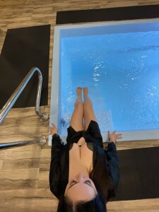 JuliaMorganss I'm at the pool slika 2