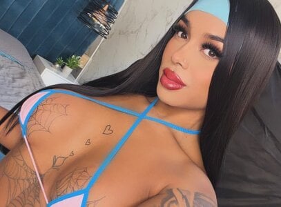 Between glances and sins 😈 od tinaqueen_noa  2 snímek