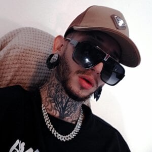 axel_valtier kisses Pic 2