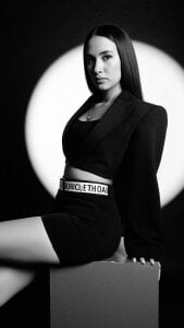 AdeleAndersonn Black and White 圖片