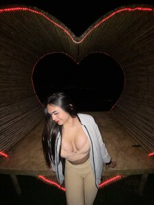 urlovelysandra sandra Pic 4