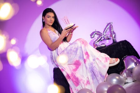 RoxanaBorns_ My birthday is coming, come with me! Come with me to spend an incredible day🎉🎂🎁✨❤️ Pic 3