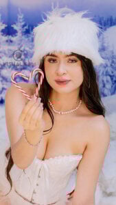 EmiliClarke 🤍I hope you have a wonderful Christmas.🎅🏻🌲 Pic 2