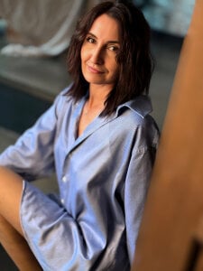 UnaTerra photo shoot in a blue shirt 사진