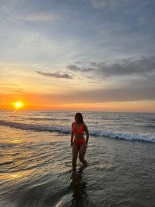 nikolevoshkie_ a beautiful girl, in front of the beautiful sea🌊 Immagine  5