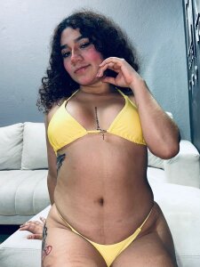 mia_cataleiyaのHow about my new swimsuit? 🥵💛の 2枚の写真