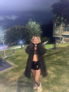 My most sensual side, unfiltered and up close 💄🔥 de leyla_collinss  3 Imagens