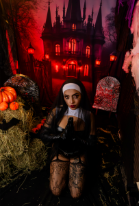 MiiaaMoonroee Sin can also be art 🖤🎭 Pic 2