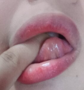 Rosita99 "The light reflects on her lips, highlighting her natural color, a soft pink that intensifies wit👄 Pic 8