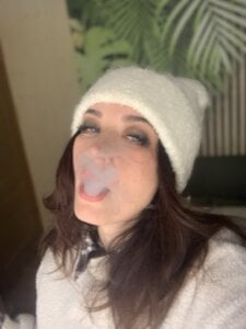 Alice_Amou 🔥🚬 — Passion in every inhale 💨❤️ — Smoke and heart on fire 🖤🔥 — To smoke and feel the flame ins Pic