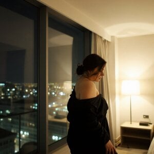 Mia_R0ss Elegance against the backdrop of the city at night Foto