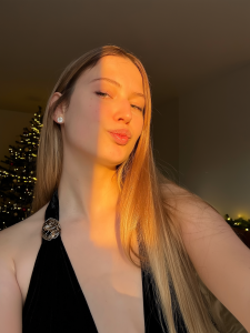 Sofii_Ly Christmas vibes Pic