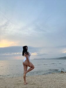 liz_monserrat_1 a day at the beach Pic 3