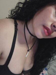 Yaya_watson Black 🖤 Gambar 4