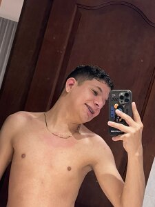 LucaDave_1 Naughty Lucas in the shower 😏🧖🏻‍♂️. Pic 2