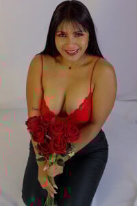 evelynjohnsoon Dangerous Curves & Red Lace 🍒🌹  5টি ছবি