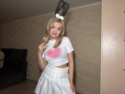 CarolannSide cute bunny Pic