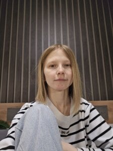 EssieVogel shy girl Pic 4