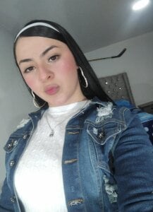 Emily-Hot_ Public Pic 3