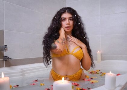 Nina-monroeTropical shower Bild 3