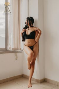 Alesiafiore Soft curves, golden light, and a touch of sin wrapped in elegance. 💕 Foto 5