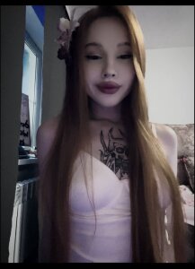 MilaVanila18 I like to paint my lips Pic