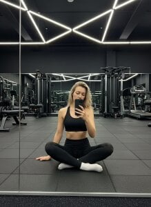 I go to the gym from time to time, do you like sports? od NickyAdamidi  snímek