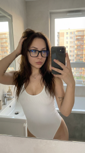 TraciBallena selfie  4টি ছবি