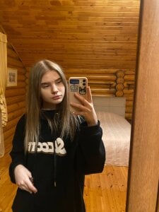 CarolinePepper Just in case you want to see how i look like :) Pic 4