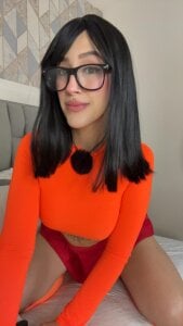 anais_cooperのVelma Cosplay 🧡🧡の 3枚の写真