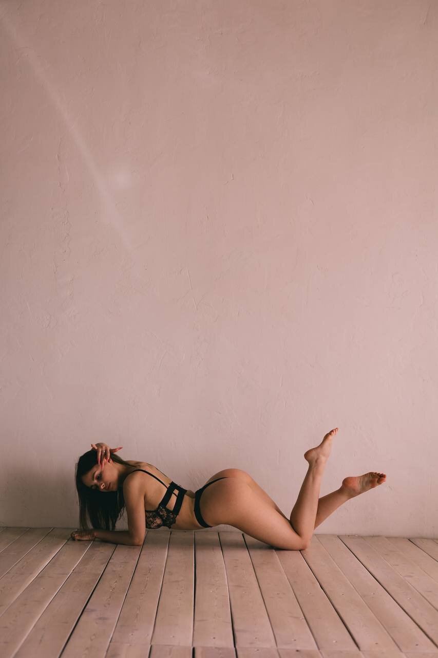 KarinBates Trending Photo 1233