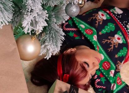 zzoe_ Xmas in red 🎄🔥 Bilde