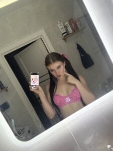 AlexaButttler Pink vibe Pic 2